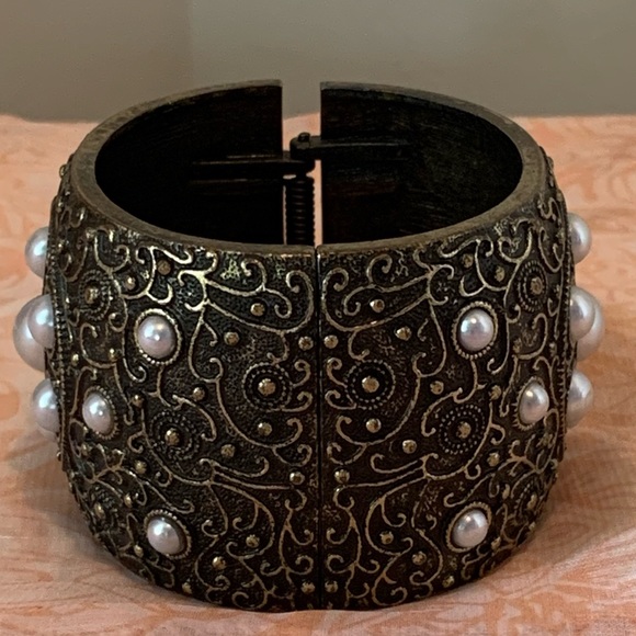 🛍️SALE🛍️ Antiqued Gold Hinged Bangle Bracelet - Picture 4 of 10